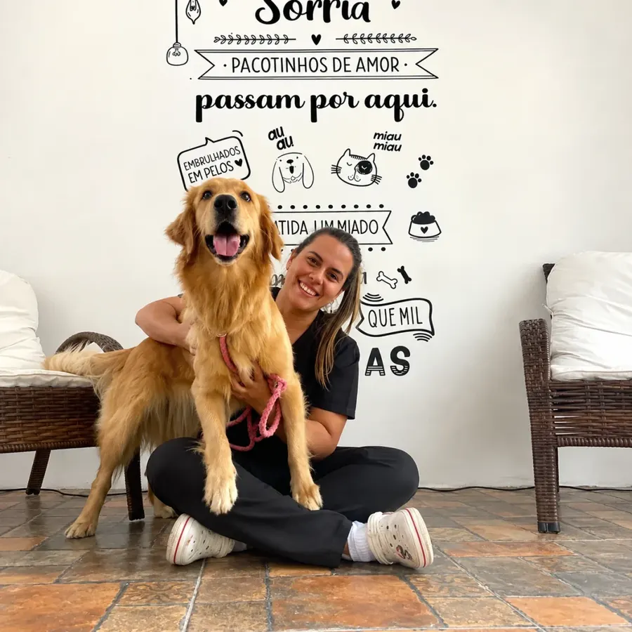 Karina, veterinária da Dogs 4ever, com um dos cães hospedados